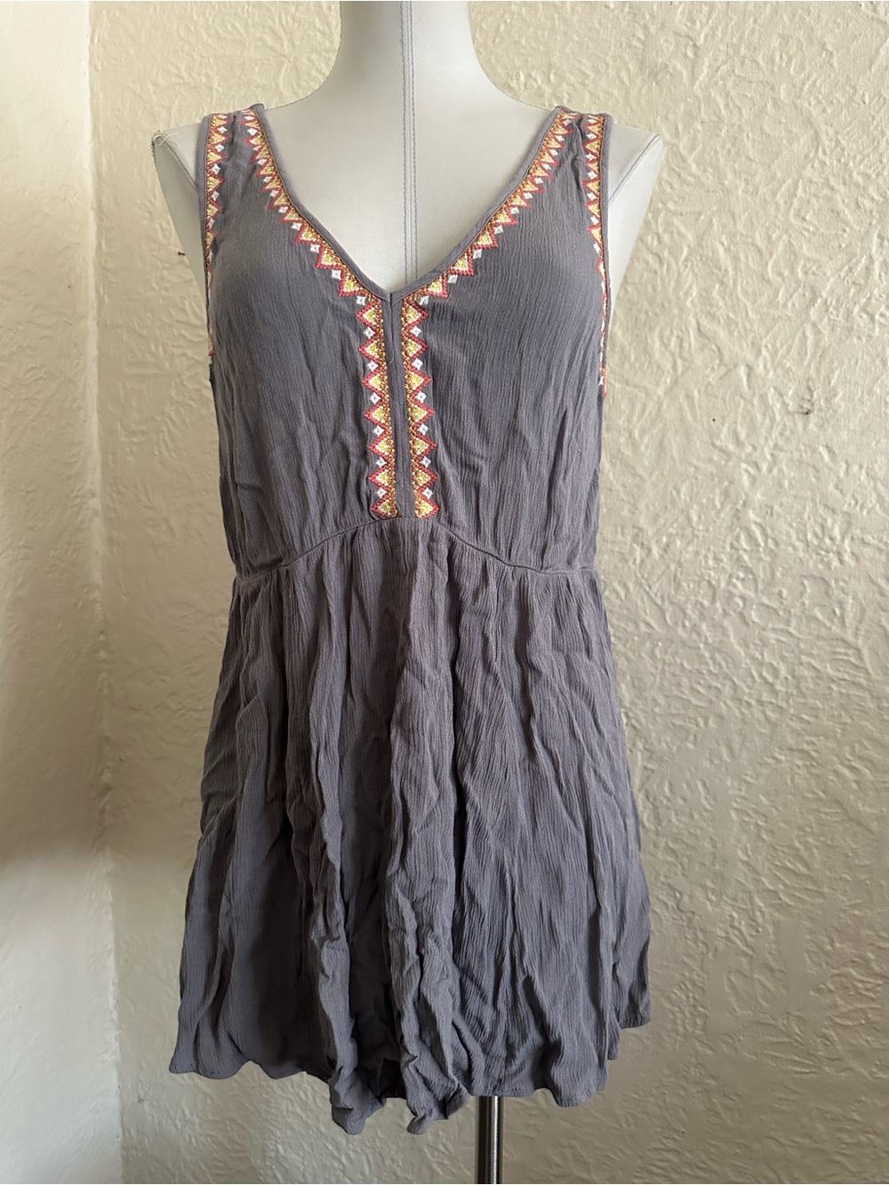 Torrid Light Gray Crinkle Gauze Coral Yellow White Embroidered Tank Top 0X - Picture 2 of 9